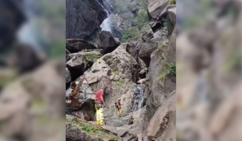 Homem morre ao cair de cachoeira, foto mostra bombeiros na cachoeira