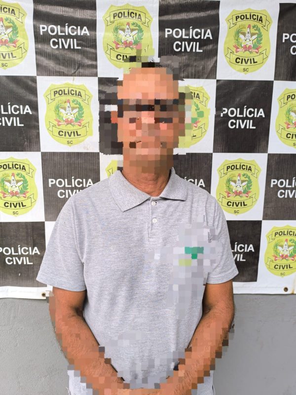 Foto mostra homem acusado de perseguir a ex em Itapema com o rosto borrado