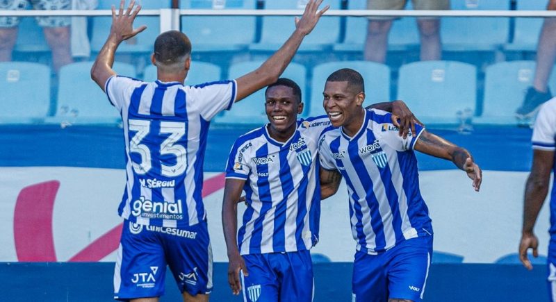 Jogadores do Avaí comemoram vitória em cima do Marcílio Dias