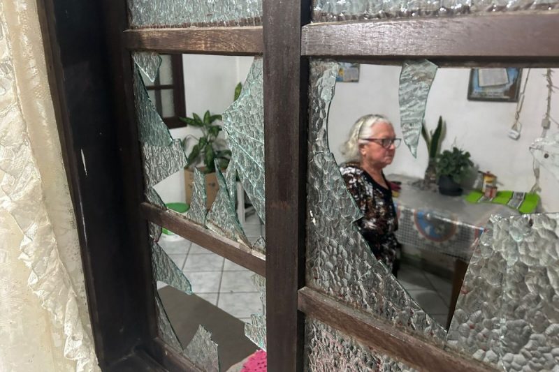 Invasor quebrou a janela da idosa 