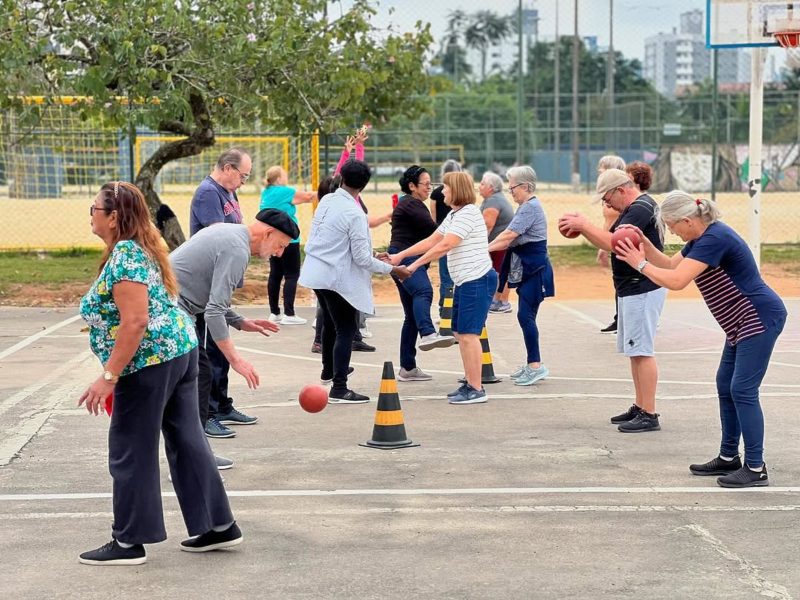 A imagem mostra uma das atividades oferecidas pelo programa para idosos em Blumenau 