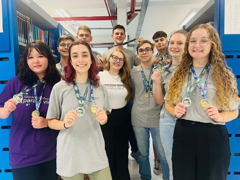 Foto dos alunos convidados para participar de competição internacional de matemática