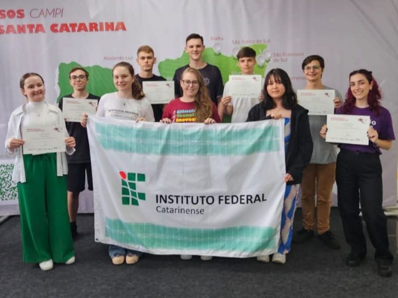Foto dos alunos convidados para participar de competição internacional de matemática