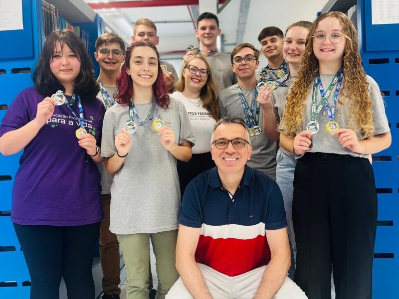 Foto dos alunos convidados para participar de competição internacional de matemática