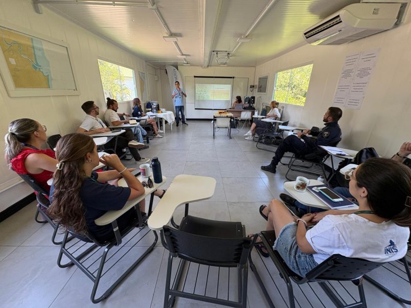 Foto da reunião feita para discutir criação do Parque Natural Municipal Ilha das Capivaras 