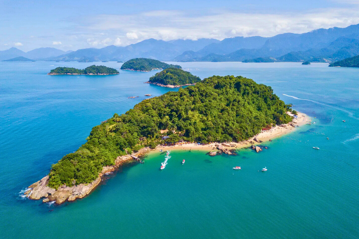 Ilha do Pelado, na baía de Paraty, é uma das mais de 60 ilhas da cidade que é Patrimônio Mundial da Unesco - @euamoparaty