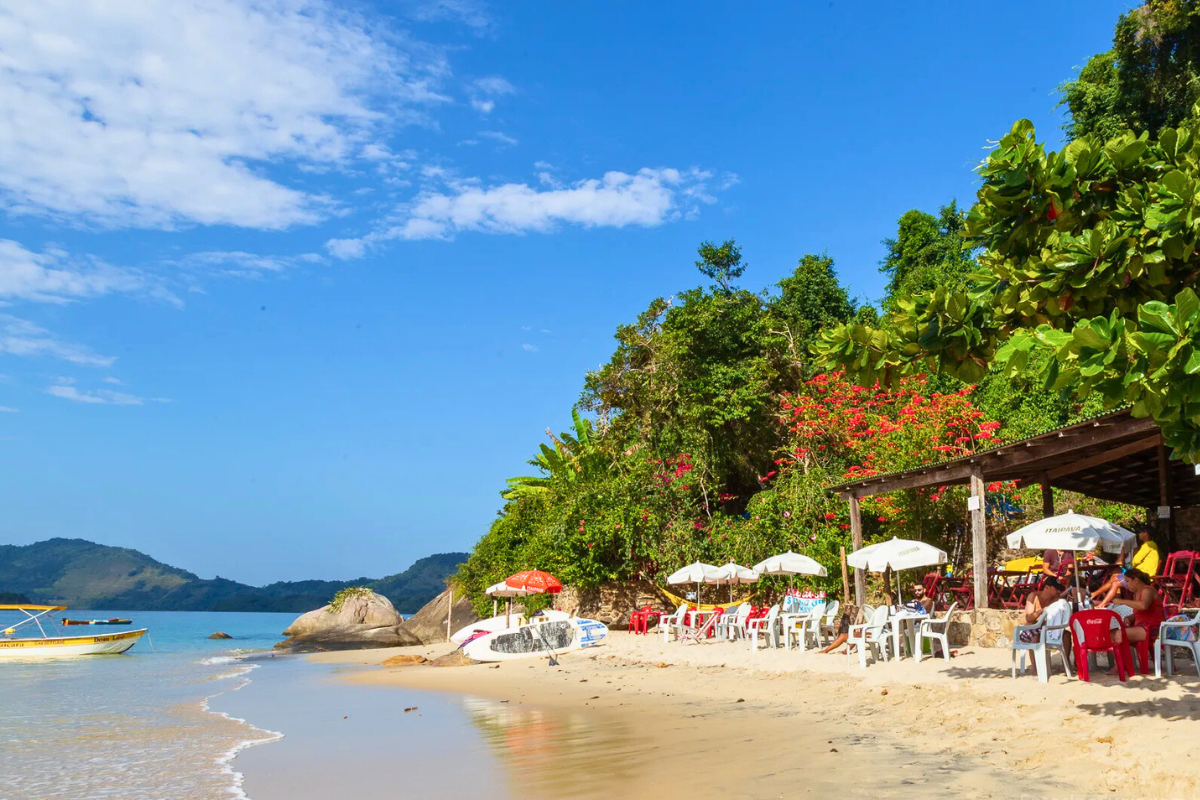 Além de três restaurantes, a ilha carioca conta com passeios de banana boat e stand-up paddle - @euamoparaty