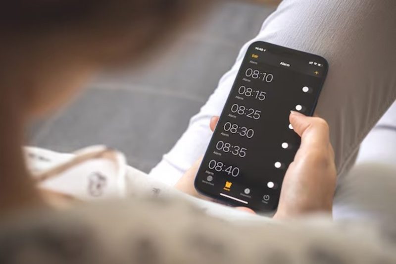 Pessoa usando celular como despertador