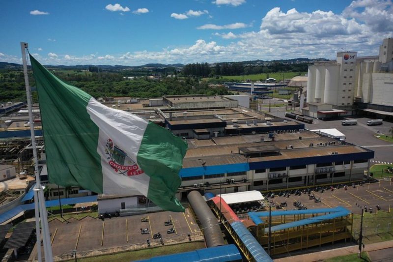 Bandeira em Chapecó/SC sobre o 32º lugar no ranking nacional e 5º no Sul do Brasil em vagas de emprego