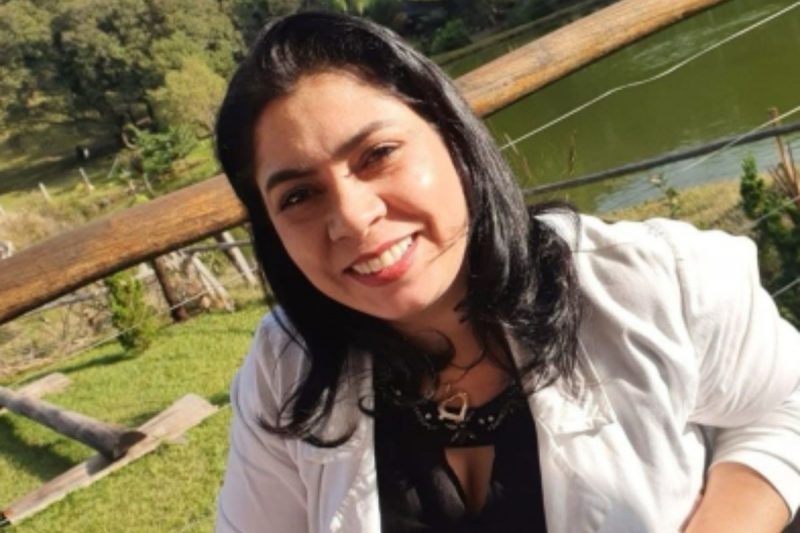 A Polícia Militar foi acionada por volta das 6h desta quinta-feira e relata que a mulher foi assassinada com facadas