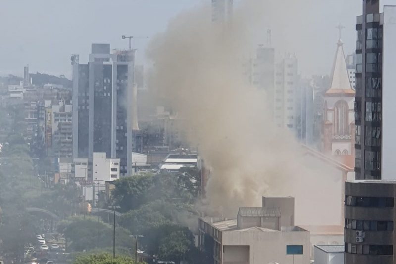 Fumaça de incêndio na casa paroquial de Chapecó foi vista de longa distãncia 