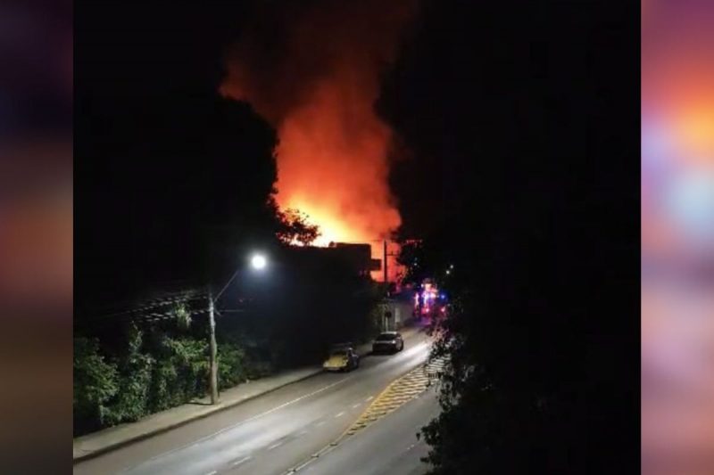 Os bombeiros foram acionados por volta das 4h da sexta-feira (7) 