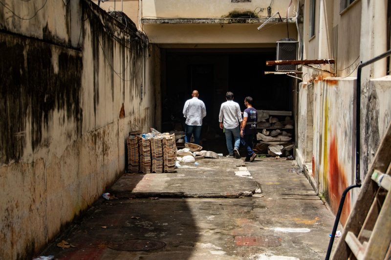 Fábrica de fantasias de carnaval não tinha aprovação dos bombeiros para funcionar. Na imagem, o estabelecimento após o incêndio