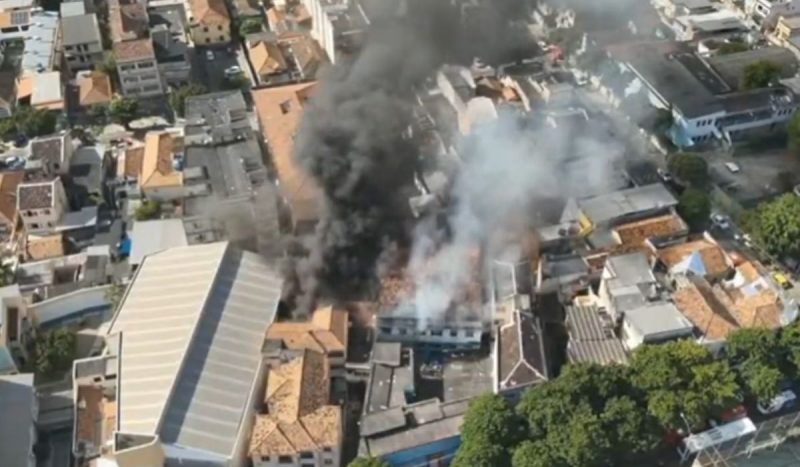 Incêndio em fábrica do carnaval começou por volta das 7h45