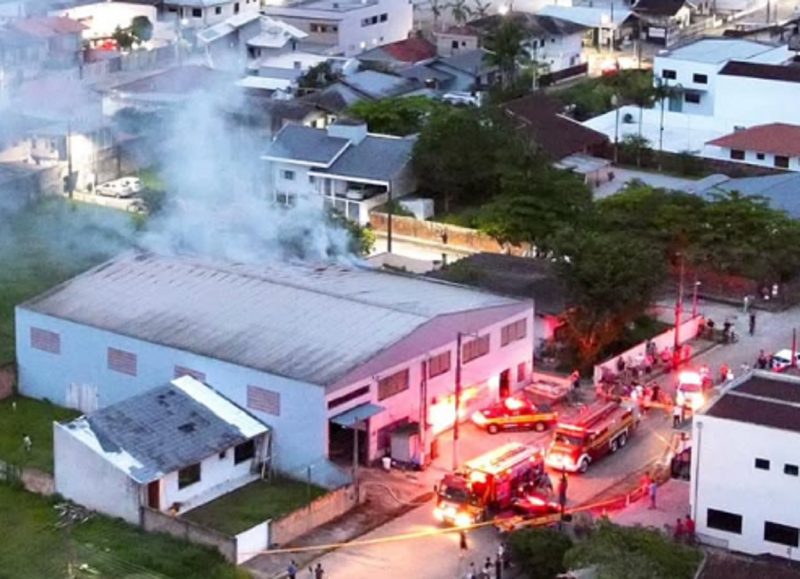 Incêndio em depósito mobilizou bombeiros em Gaspar 