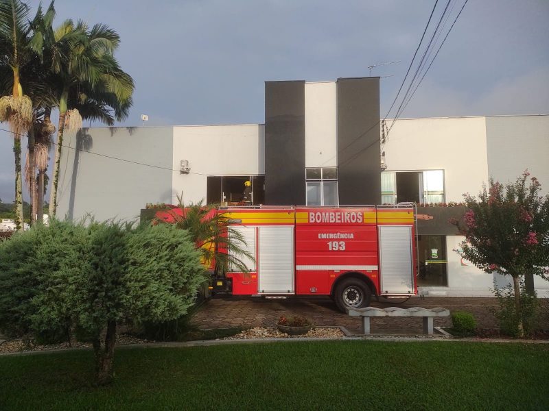 Incêndio na Prefeitura de Petrolândia mobilizou os bombeiros