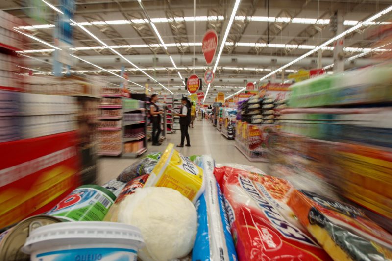 Carrinho de supermercados para mostrar a isenção de imposto a alimentos