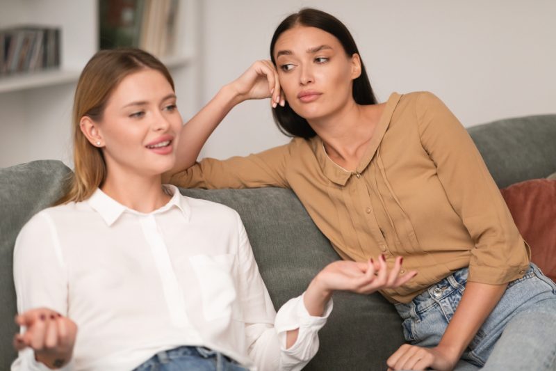 Mulher com inveja da sua amiga 