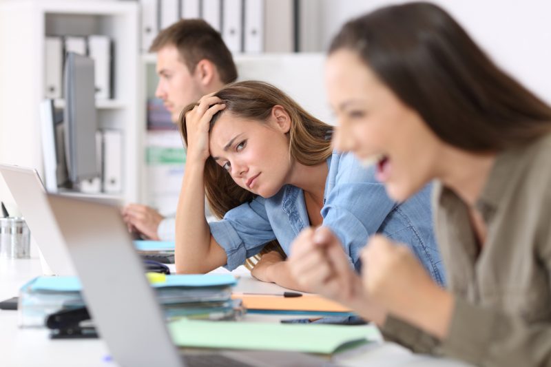 Mulher com inveja da sua colega que teve sucesso no trabalho 