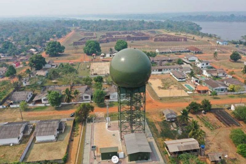 Equipamento de Radares de Vigilância de Rota em um terreno verde próximo ao Aeroporto que terá um investimento milionário em Chapecó