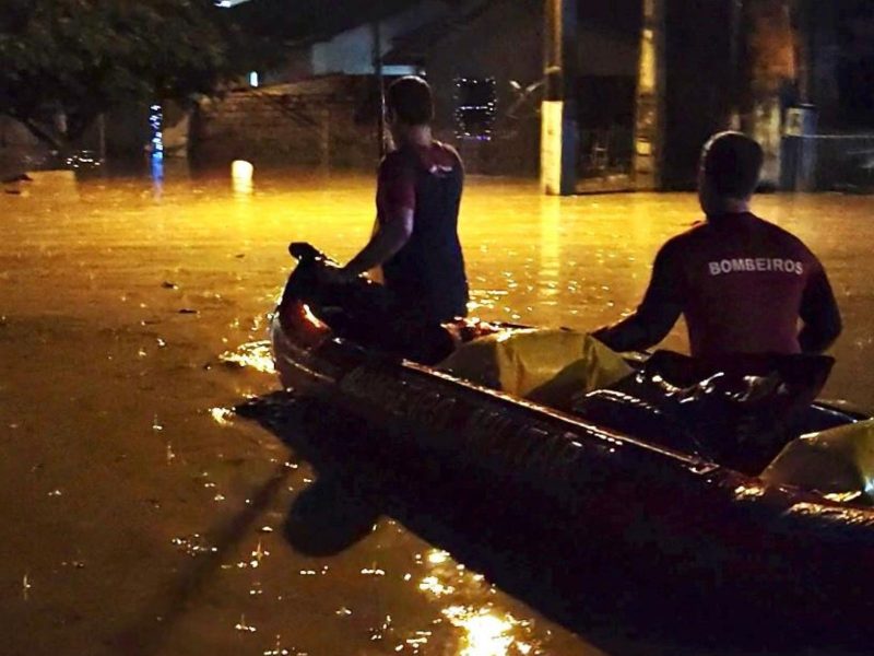 Bombeiros de Ituporanga realizando o resgate de moradores