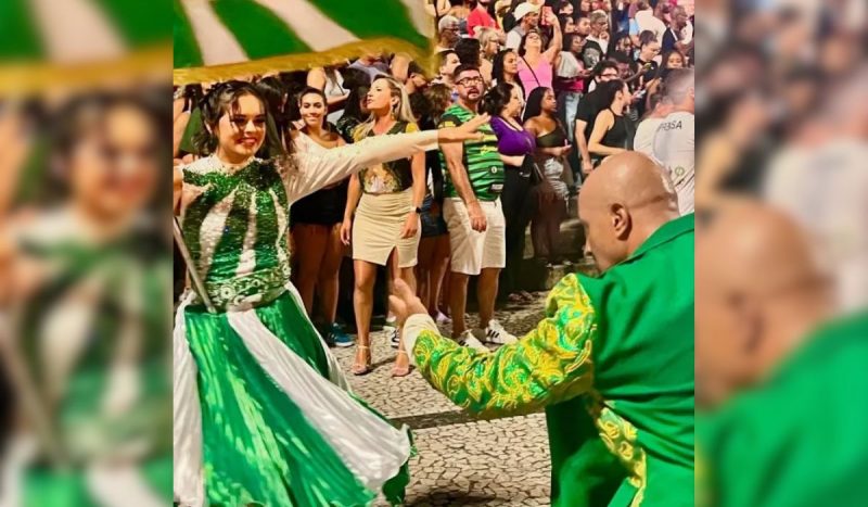 Jardim das Palmeiras vai homenagear mães de santo no desfile em Florianópolis. Na imagem, o ensaio da escola na praça XV de Novembro