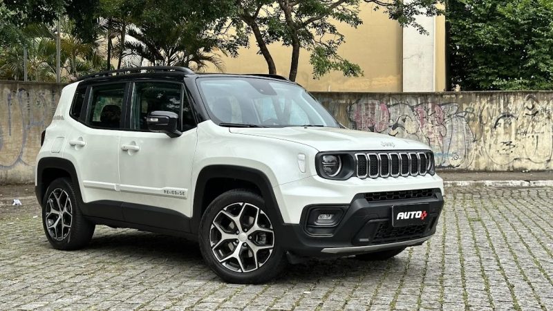 Jeep Renegade Sahara branco com a placa do Auto+