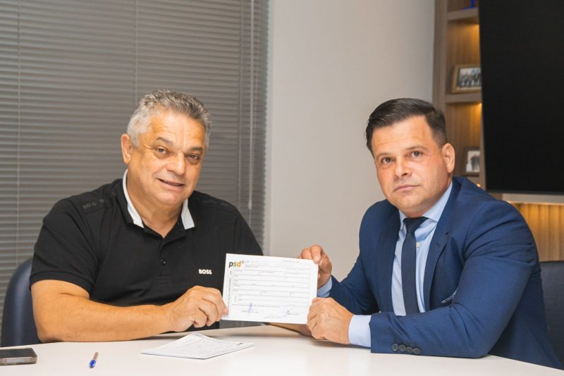 Silvinei assinou a filia&ccedil;&atilde;o ao lado do prefeito de Chapec&oacute;, Jo&atilde;o Rodrigues – Foto: Divulga&ccedil;&atilde;o/ND