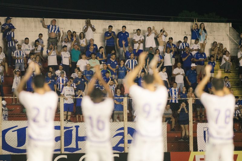 Jogadores do Avaí cumprimentam a torcida em Tubarão