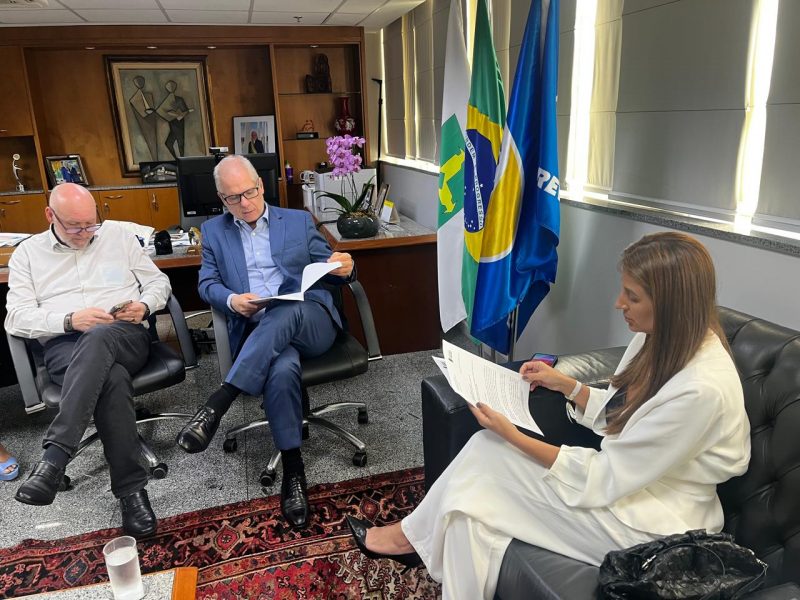 Foto mostra prefeita em reunião com presidente do INSS para evitar despejo de UBS na rua 1500