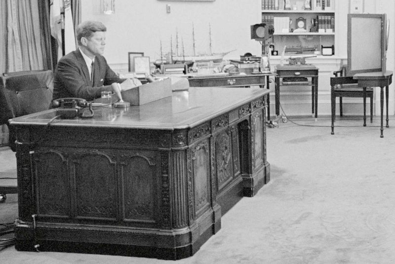 Ex-presidente F. Kennedy na Resolute Desk