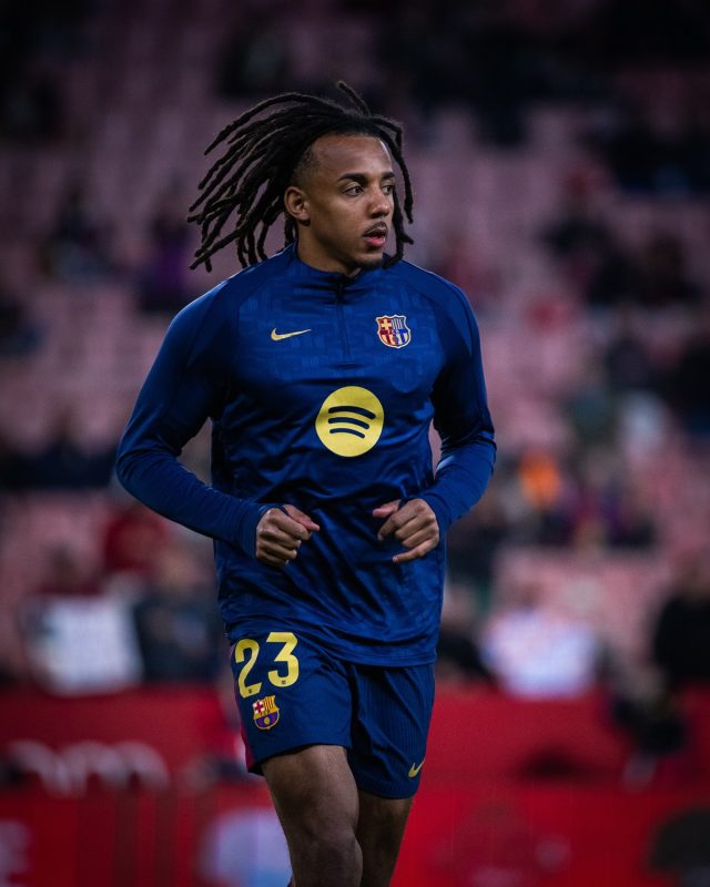 Koundé se aquece antes de jogo do Barcelona Koundé se aquece antes de jogo do Barcelona