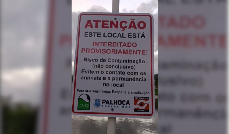 Placa escrito "Atenção / Este local está interditado provisoriamente"