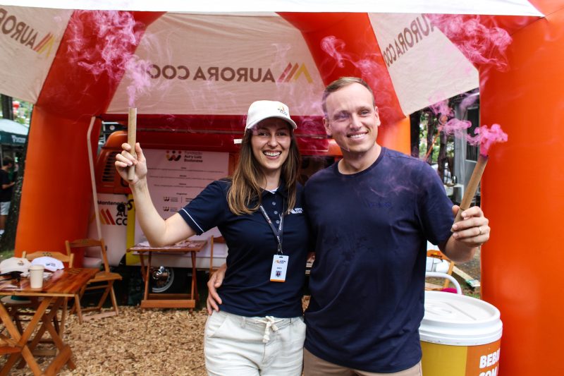 casal comemorando o leite revelação em Pinhalzinho