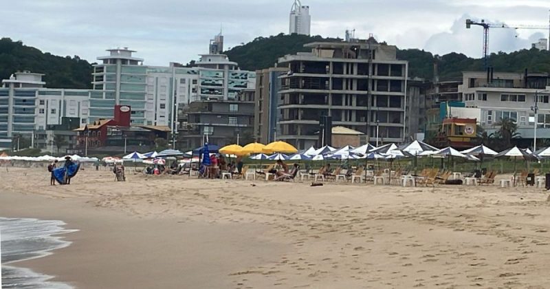 Ocupação irregular da faixa de areia por bares e restaurantes na Praia Brava, em Balneário Camboriú