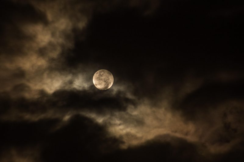 A Lua de Neve, ou a segunda lua cheia, pode ser vista e deve trazer mudanças para os signos