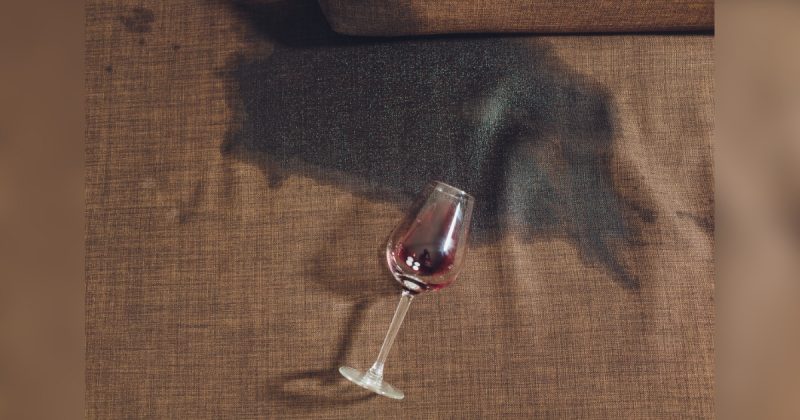 Sofá manchado com vinho