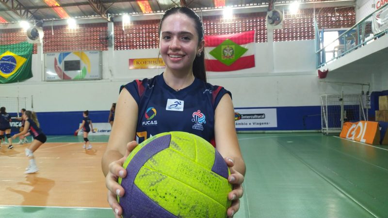 Manuela Ávila é uma das atletas do time de vôlei da Fucas