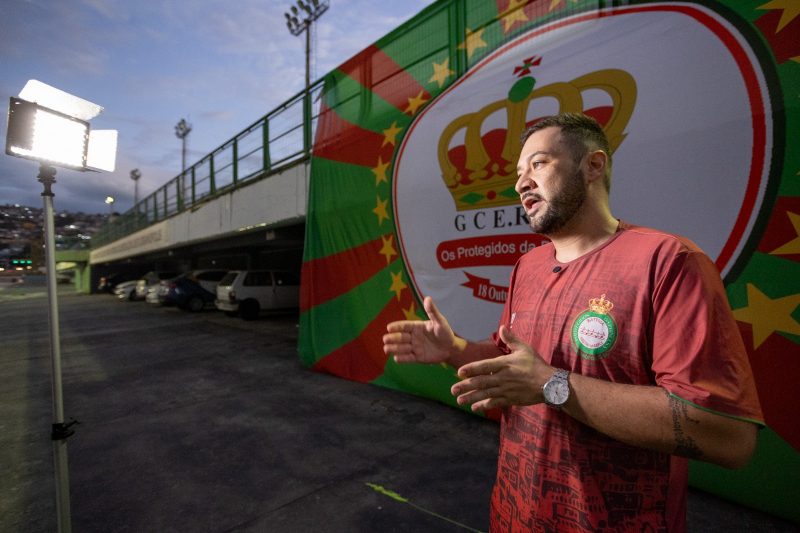 Marcelo explica a importância da bateria para as escolas de samba &#8211; Foto: Germano Rorato/ND