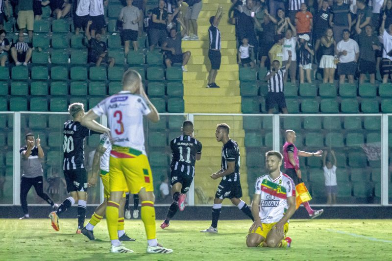 Marlyson comemora gol com a camisa do Figueirense em cima do Brusque