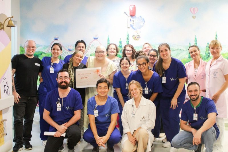 Juliana com equipe em hospital de Blumenau 