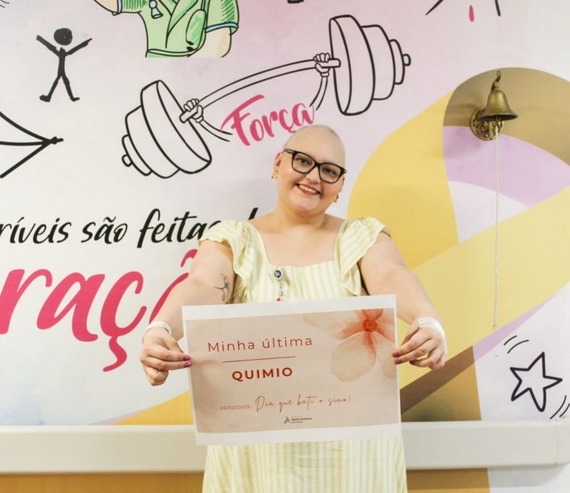 Juliana com placa de última quimioterapia após bater sino da vitória 