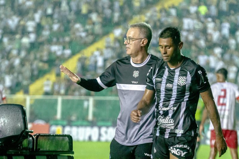 Doutor Fernando de Lima em ação durante jogo do Figueirense no estádio Orlando Scarpelli 