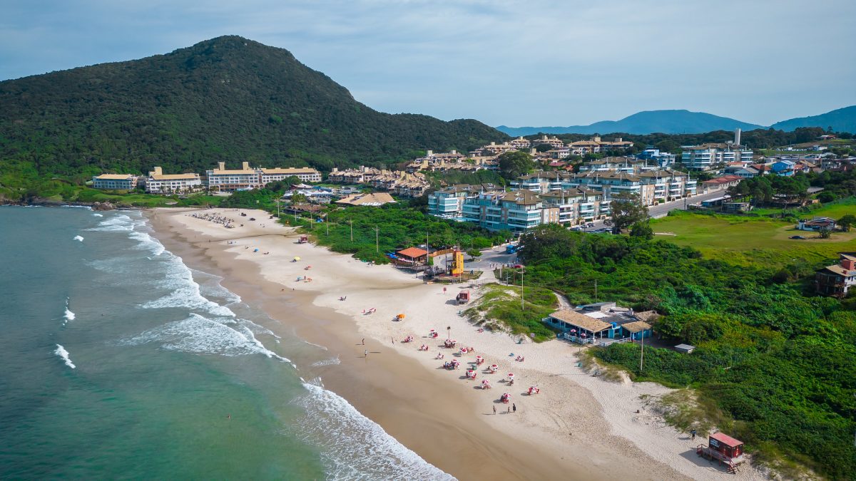 Com vilas ‘pé na areia’ e open mall, novo resort de luxo é construído em praia
