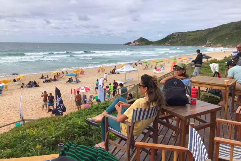 Foto da praia Mole durante a alta temporada