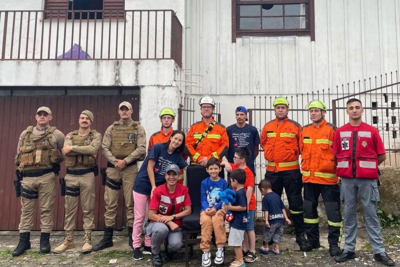 Menino de 8 anos que caiu sobre cerca de ferro em SC recebe alta após 10 dias internado 