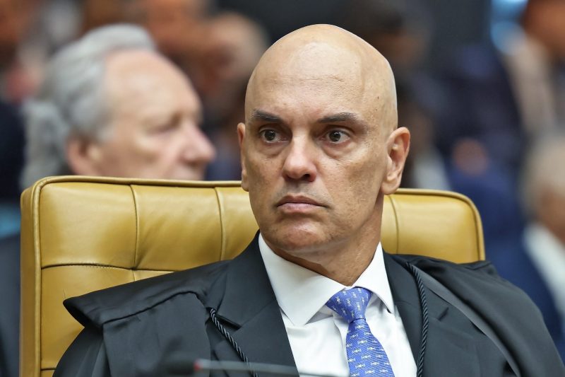 Alexandre de Moraes, homem branco com semblante sério no plenário do STF 