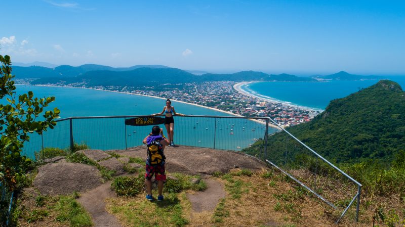 Foto mostra vista de mirante em Bombinhas, cidade considerada queridinha entre estrangeiros em levantamento de site de hospedagens 