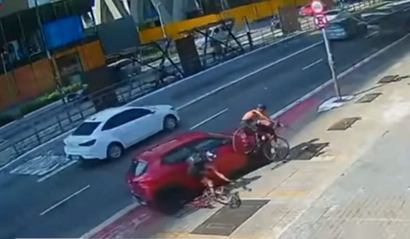 Motorista invade calçada e atropela casal de ciclistas; câmera de segurança flagra ação