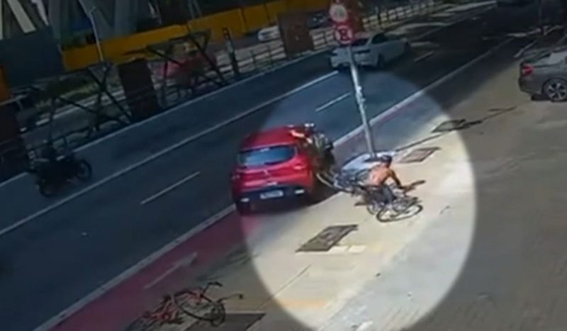 Motorista invade calçada e atropela casal de ciclistas; câmera de segurança flagra ação